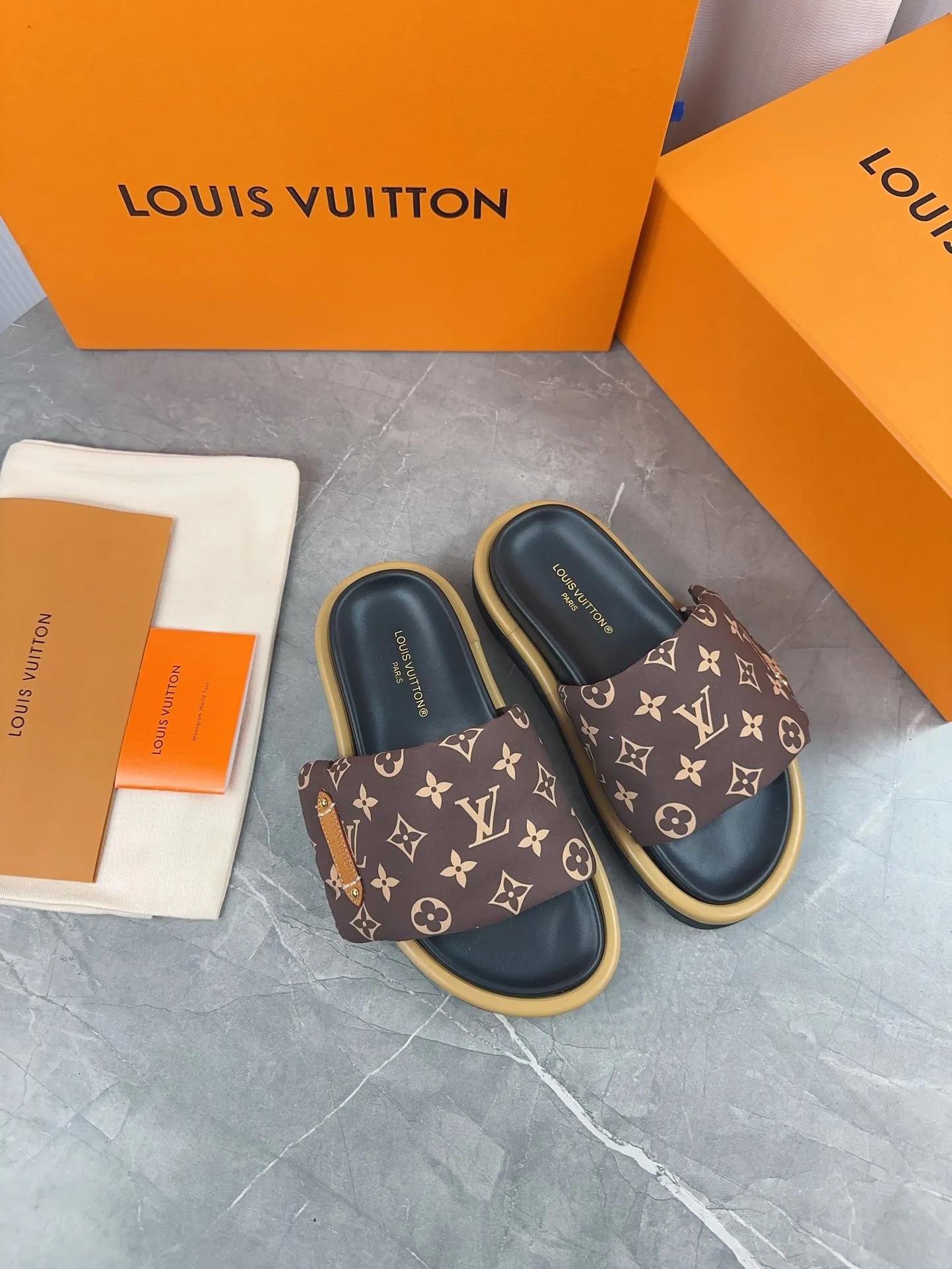 👟👟Ex-factory price 360👟👟 Women's Shoes Women's Clothing LV Donkey Brand L Home 2023 Hot Style Embossed Logo Embossed Sandals This Pool Pillow Comfort flat sandals are made of technical fabrics and use high-frequency embossing technology to reinterpret the Monogram pattern. Soft padded upper with adjustable Velcro, comfortable and tough insole adds harmonious color ▪️Fabric: Original customized technical fabric ▪️Lining: soft sheepskin lining ▪️Sole: Original open-molded rubber foam outsole Color: sky blue. Yellow. Black ▪️Size: 35-45